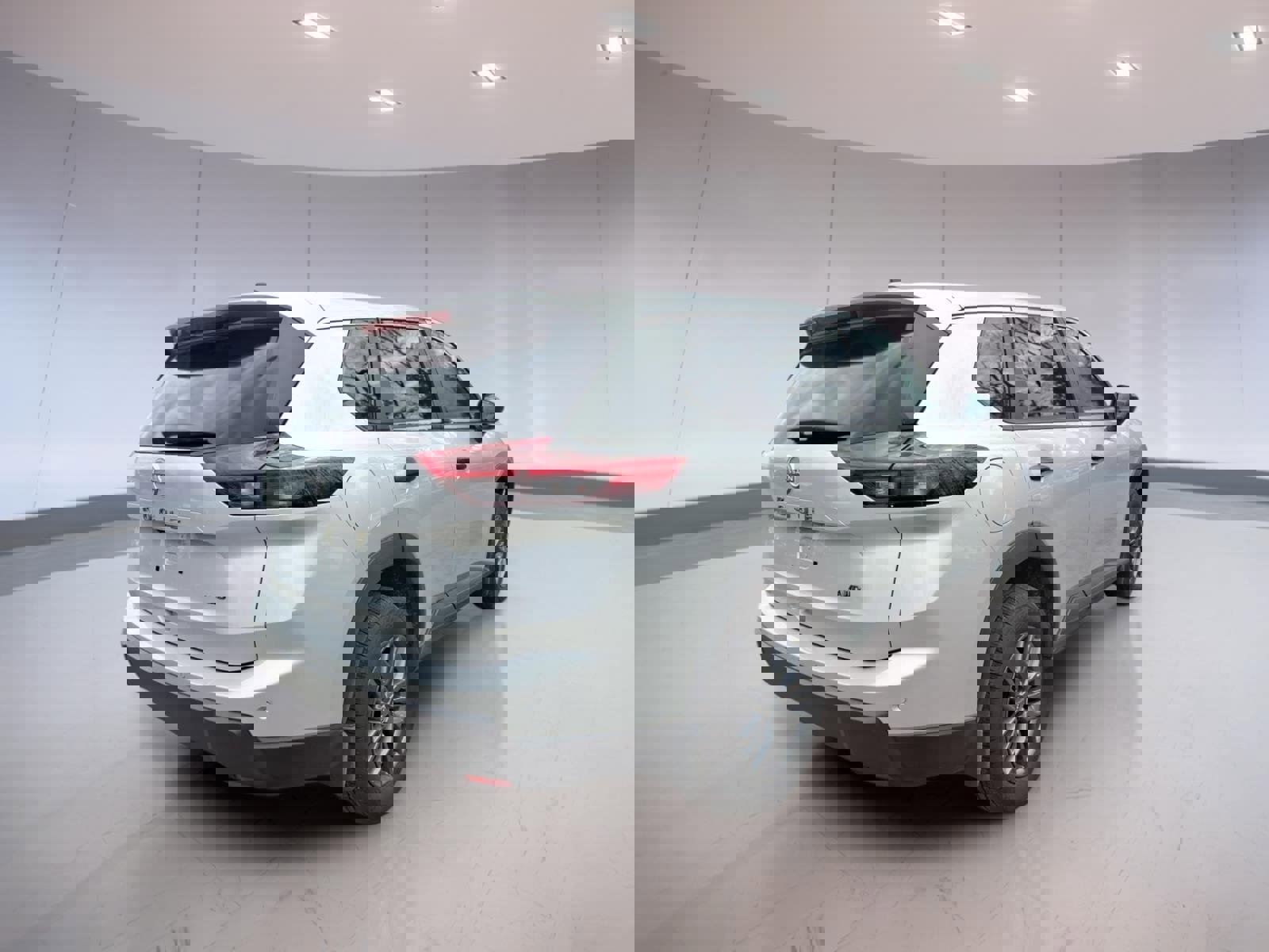 Used 2025 Nissan Rogue S image 4