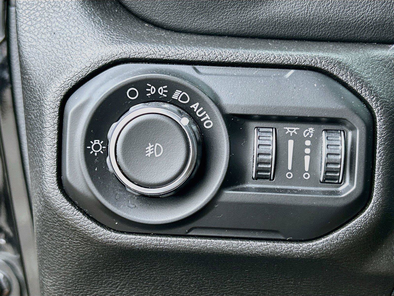 Used 2018 Jeep Wrangler Unlimited Sahara AWD/4WD image 32