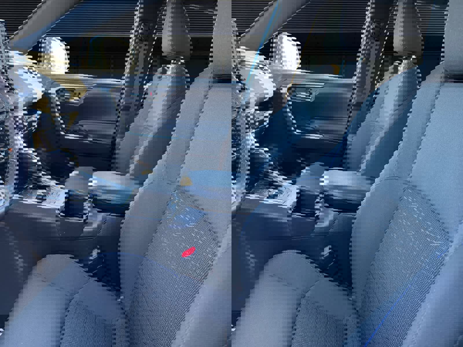 Used 2022 Toyota RAV4 SE image 2