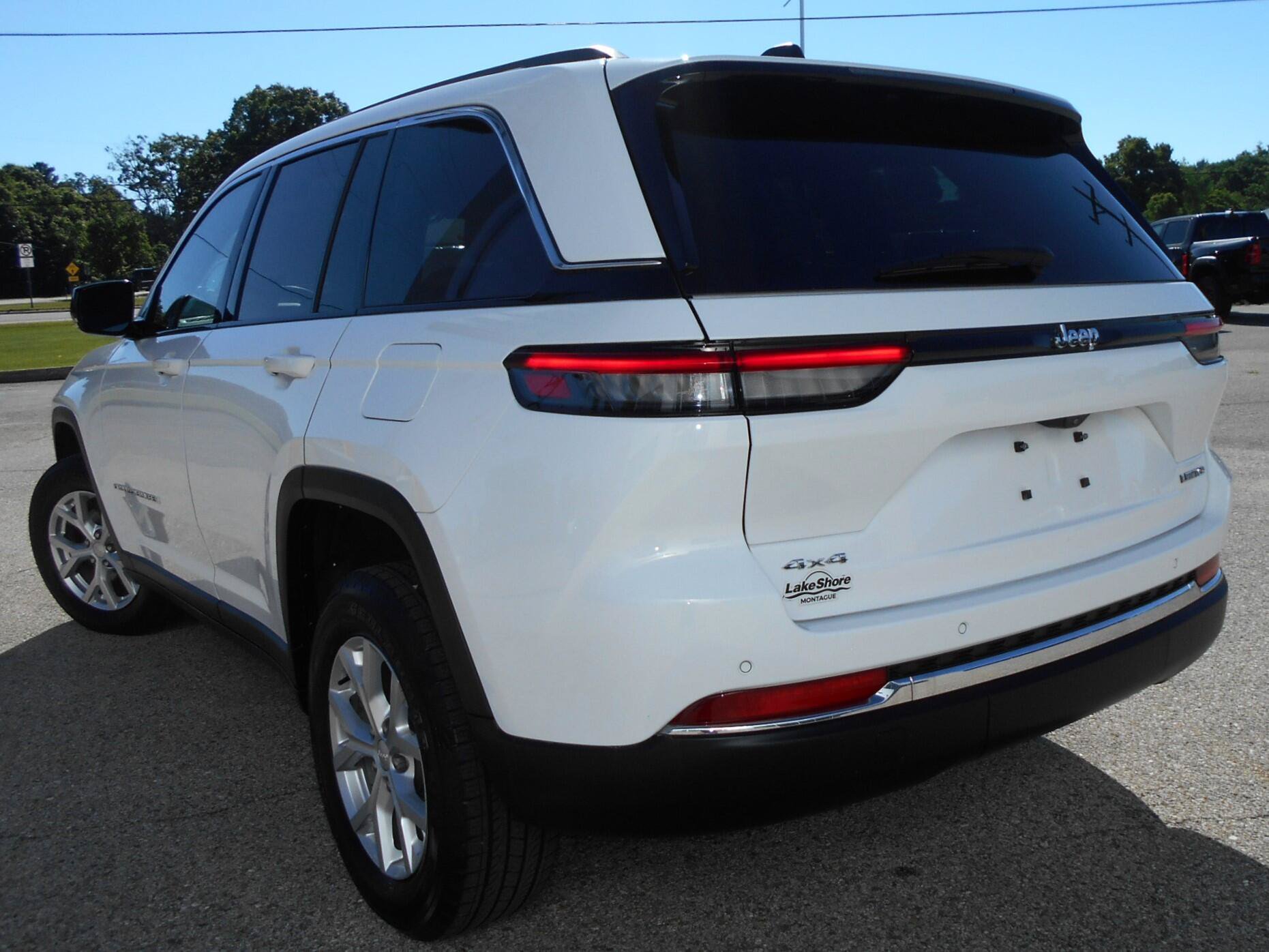 Certified 2023 Jeep Grand Cherokee Limited AWD/4WD image 3