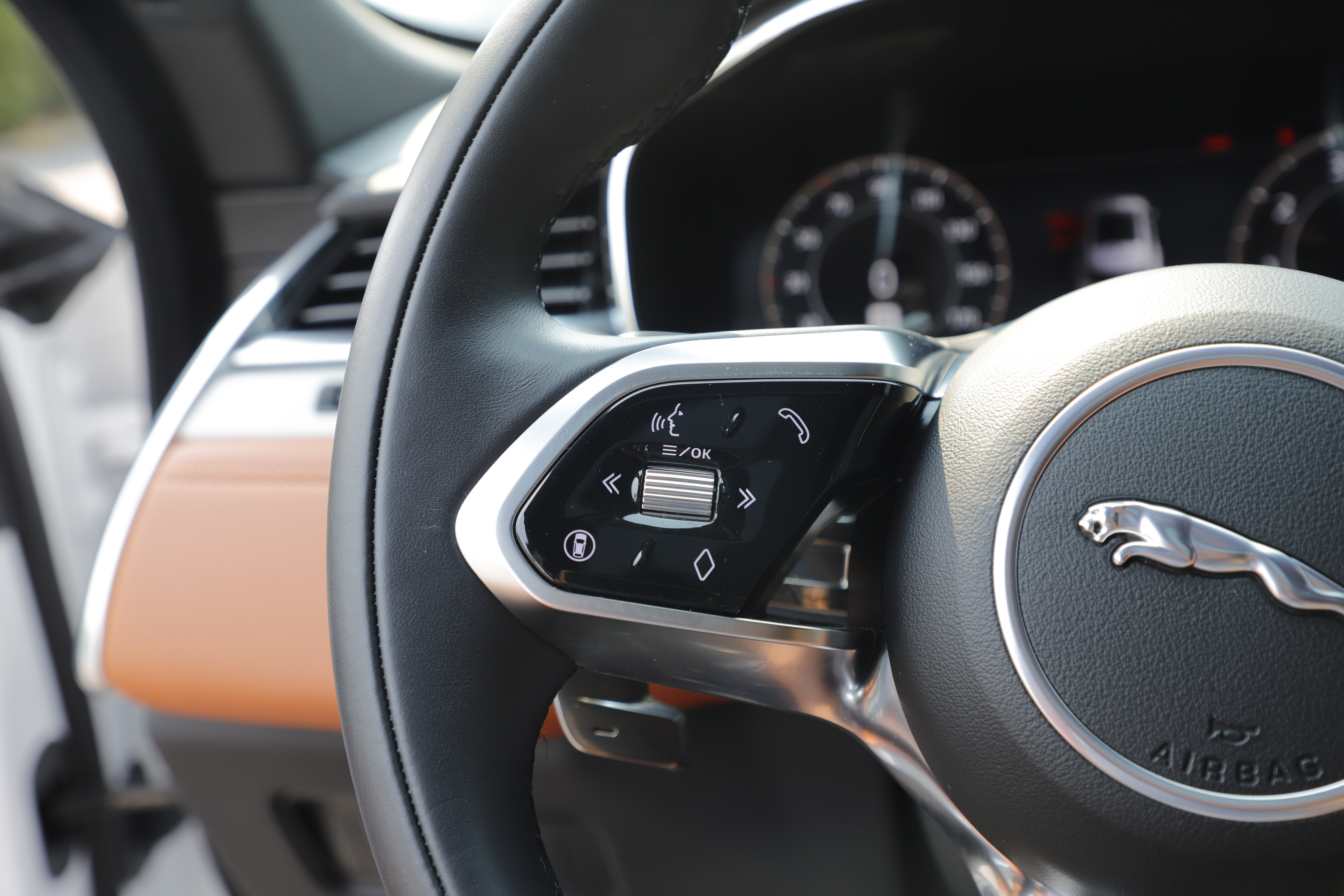 Certified 2025 Jaguar F-PACE R-Dynamic S AWD/4WD image 22