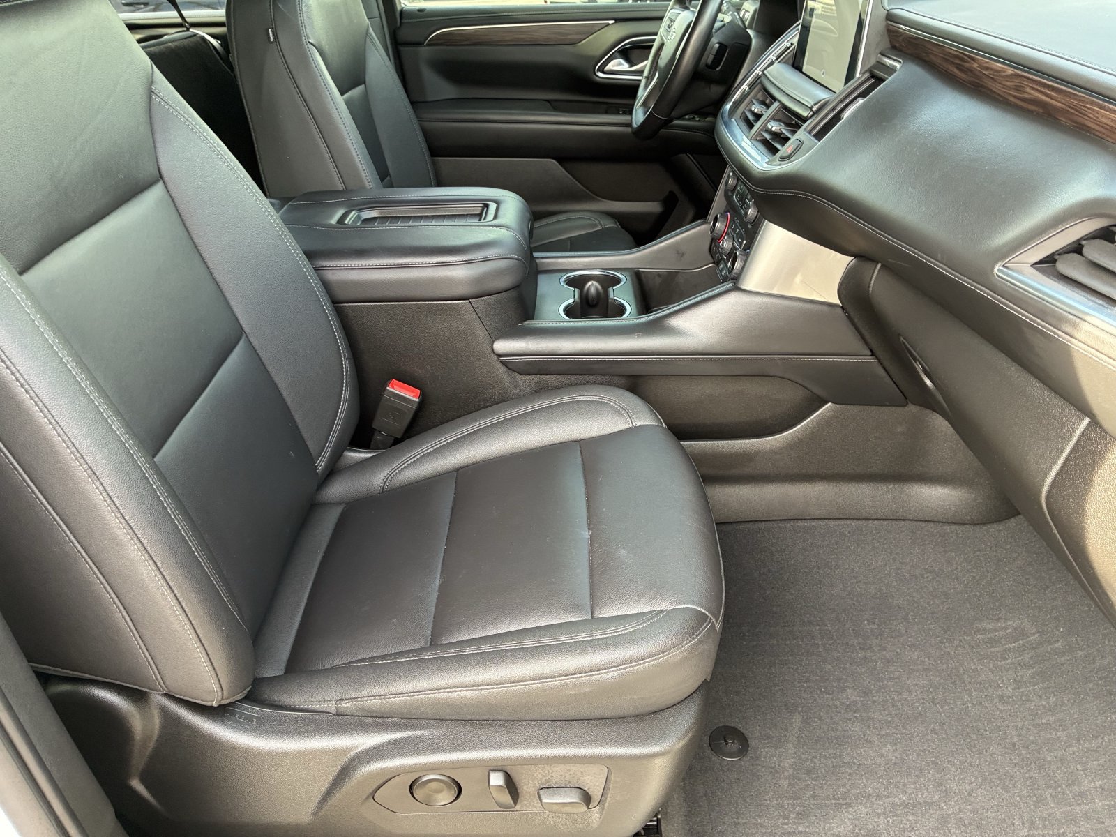 Used 2022 Chevrolet Tahoe Z71 w/ Luxury Package AWD/4WD image 28