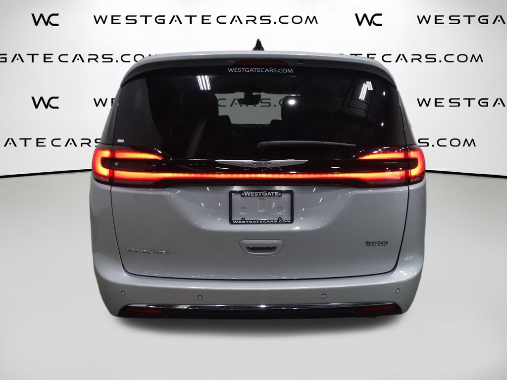 Used 2024 Chrysler Pacifica Touring-L image 7