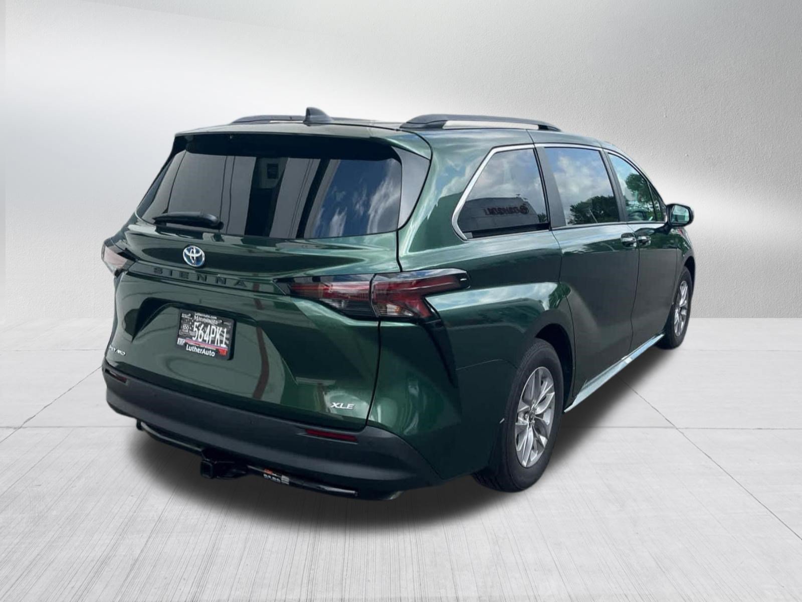 Used 2025 Toyota Sienna XLE AWD/4WD image 4
