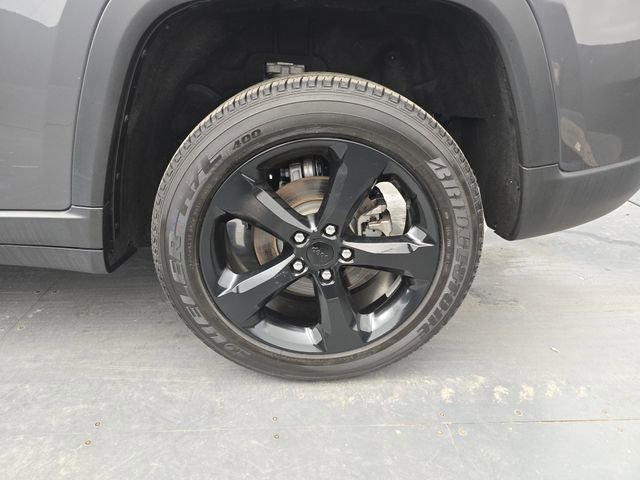 Used 2023 Jeep Grand Cherokee Altitude AWD/4WD image 16