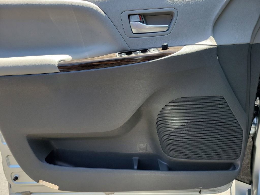 Used 2020 Toyota Sienna XLE w/ XLE Navigation Package FWD image 22