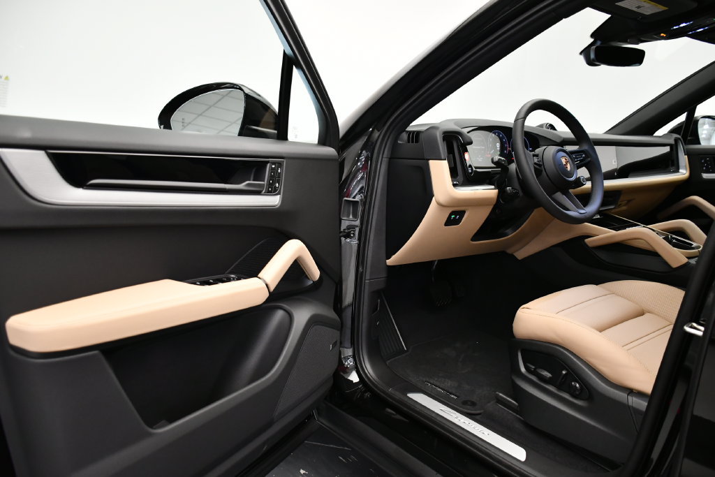 Certified 2025 Porsche Cayenne E-Hybrid Coupe AWD/4WD image 41