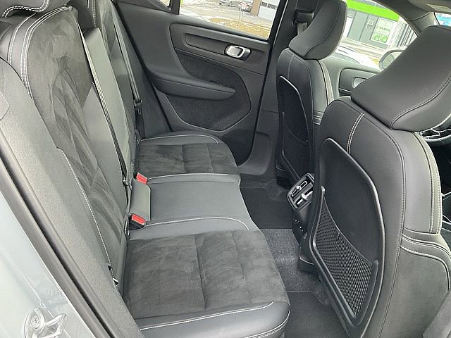 Used 2025 Volvo XC40 B5 Plus image 19