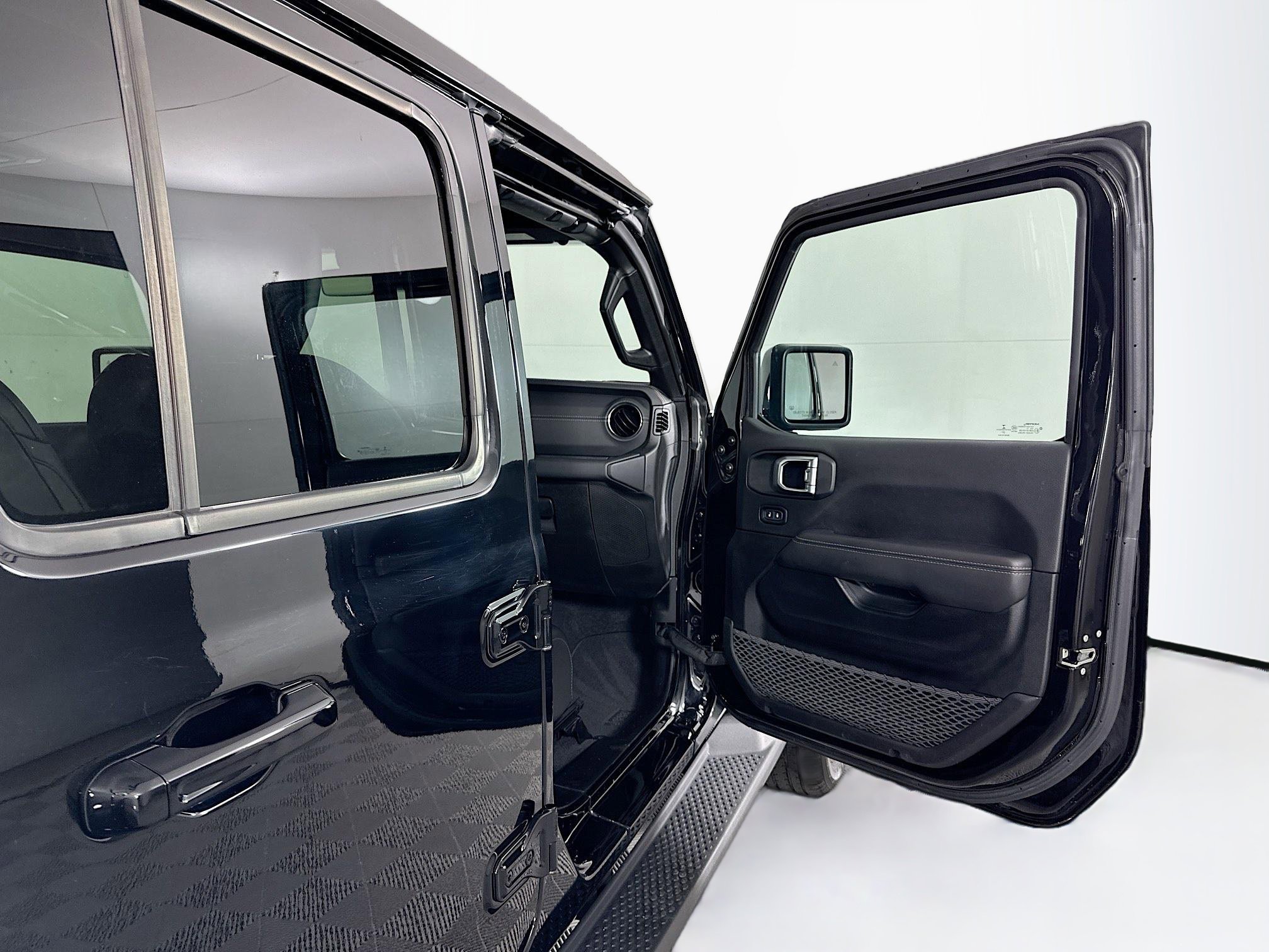 Used 2023 Jeep Wrangler Unlimited Sahara AWD/4WD image 31