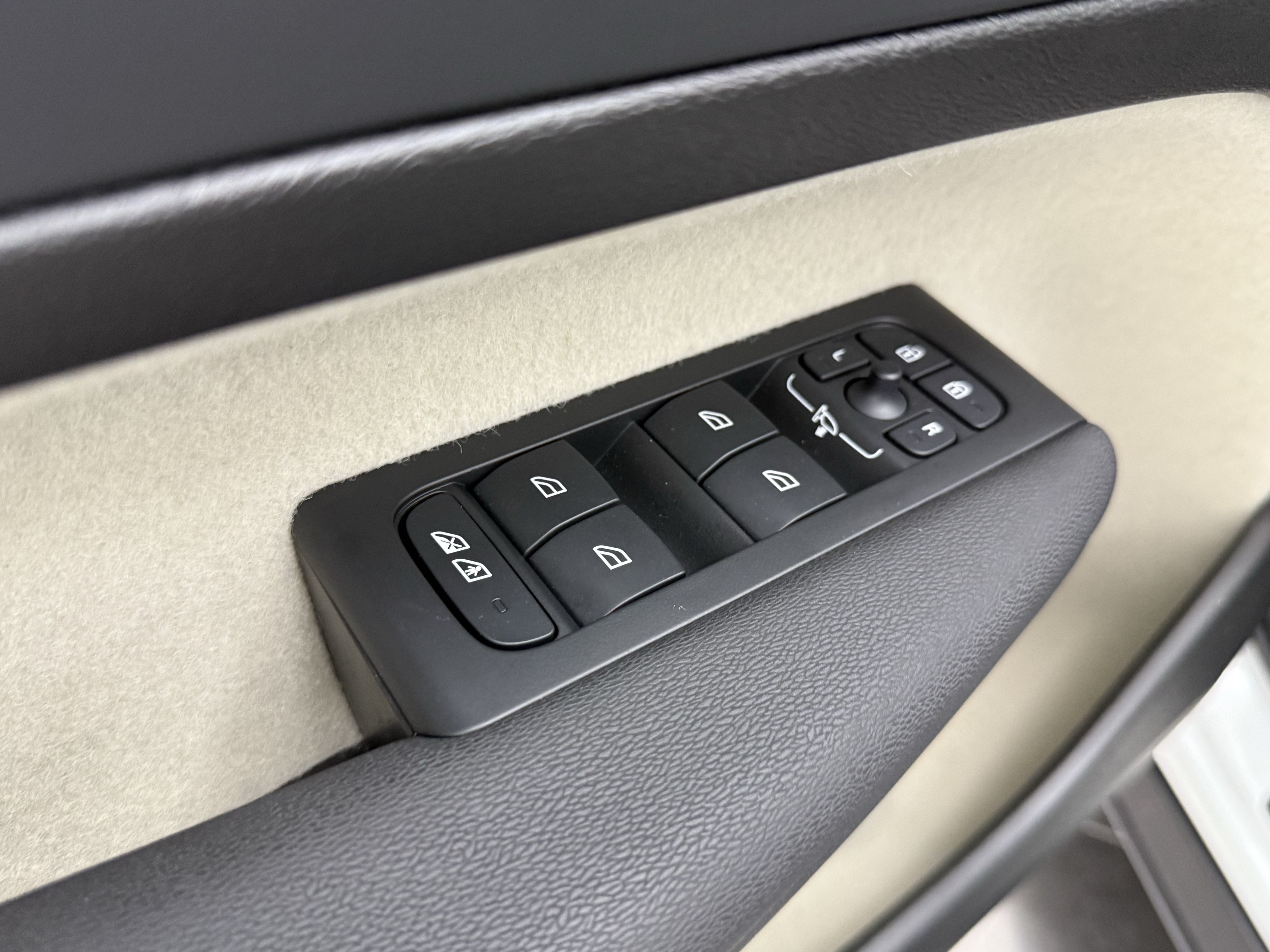 Certified 2025 Volvo XC40 B5 Ultra AWD/4WD image 11