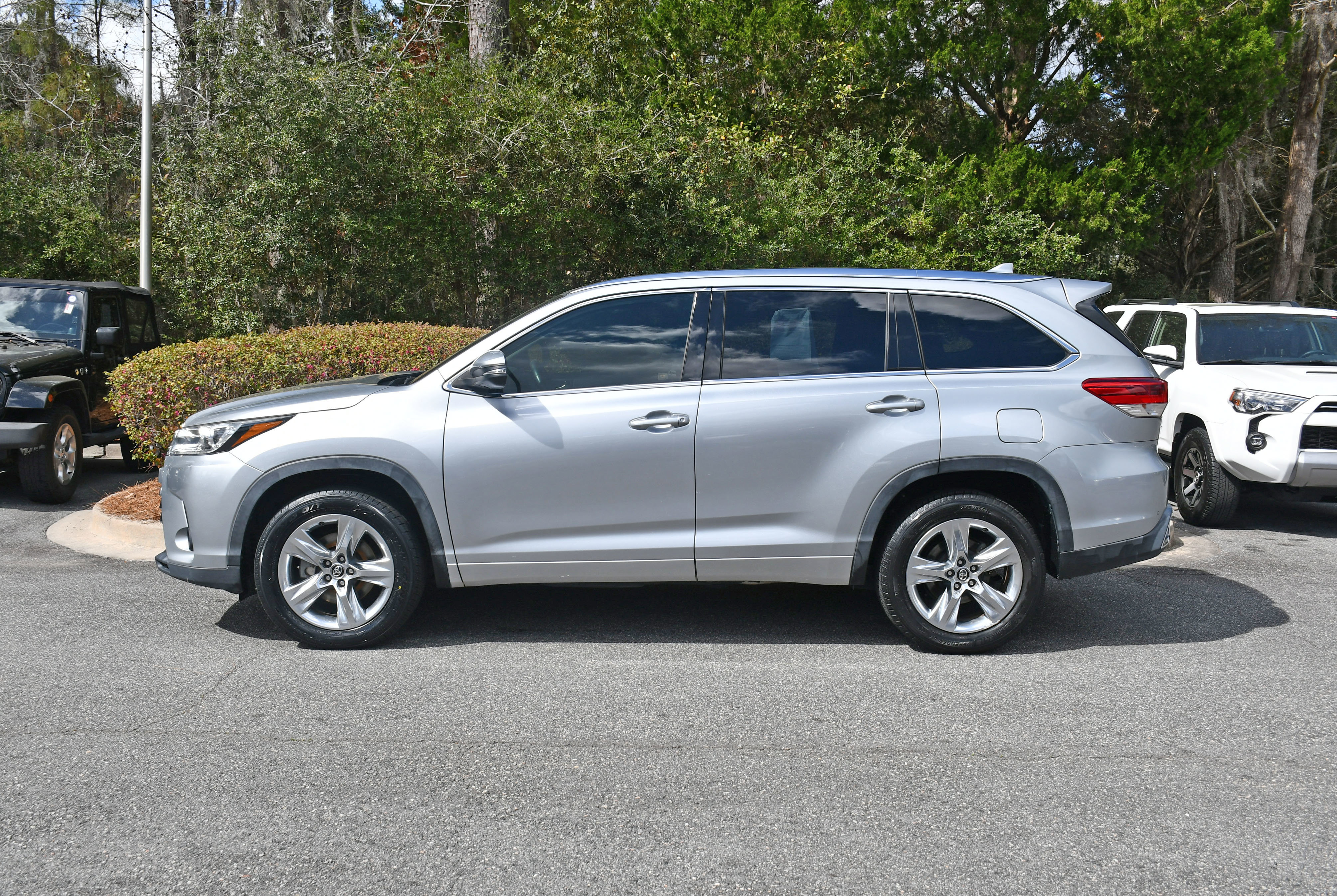 Used 2019 Toyota Highlander Limited FWD image 2