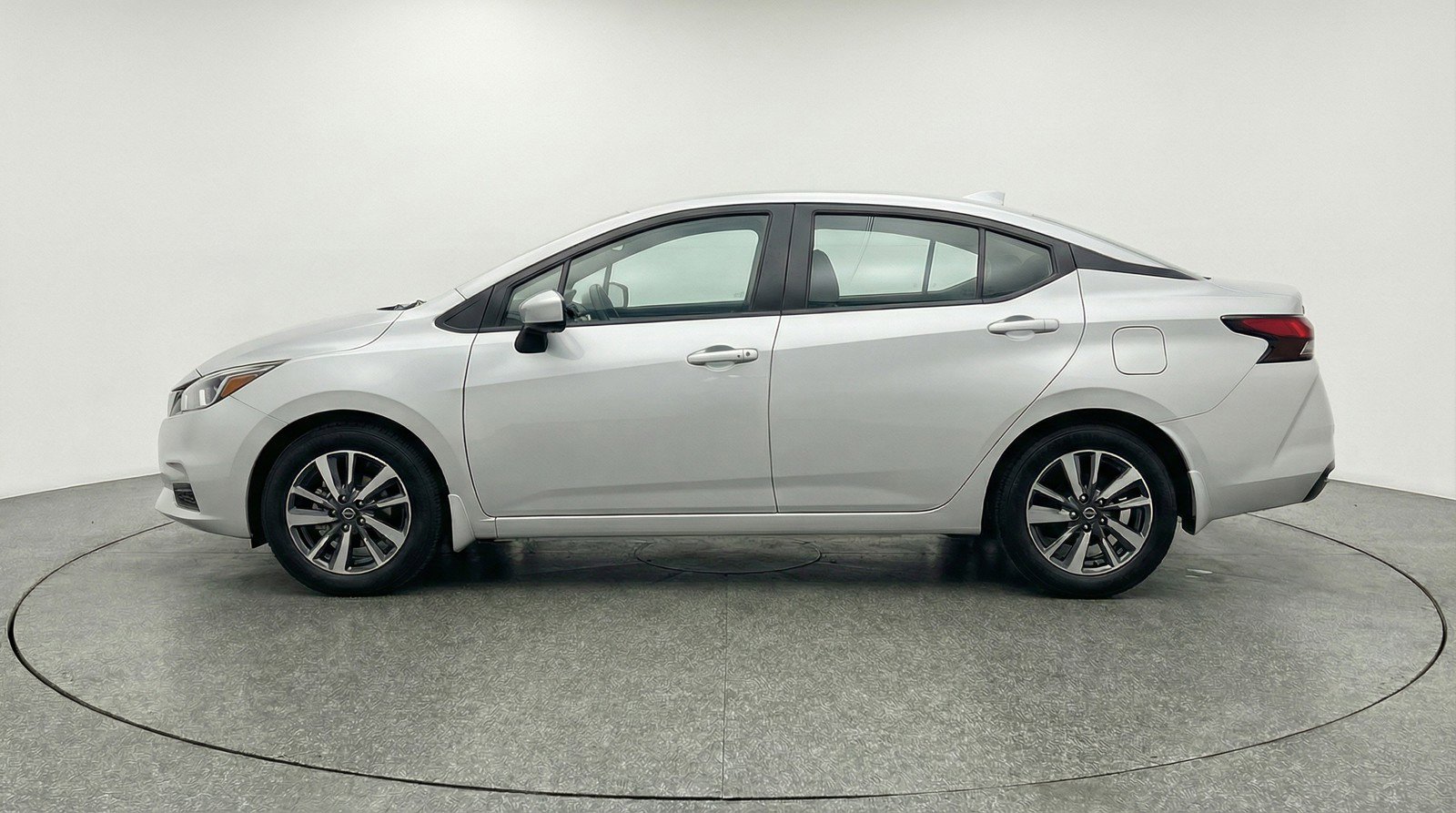 Used 2025 Nissan Versa SV image 5