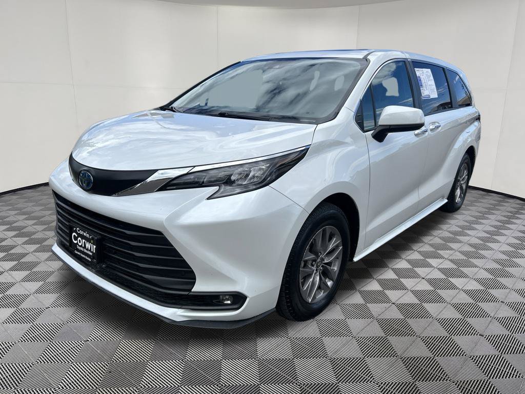 Used 2025 Toyota Sienna XLE AWD/4WD image 3