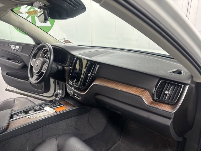 Used 2021 Volvo XC60 T5 Momentum image 17