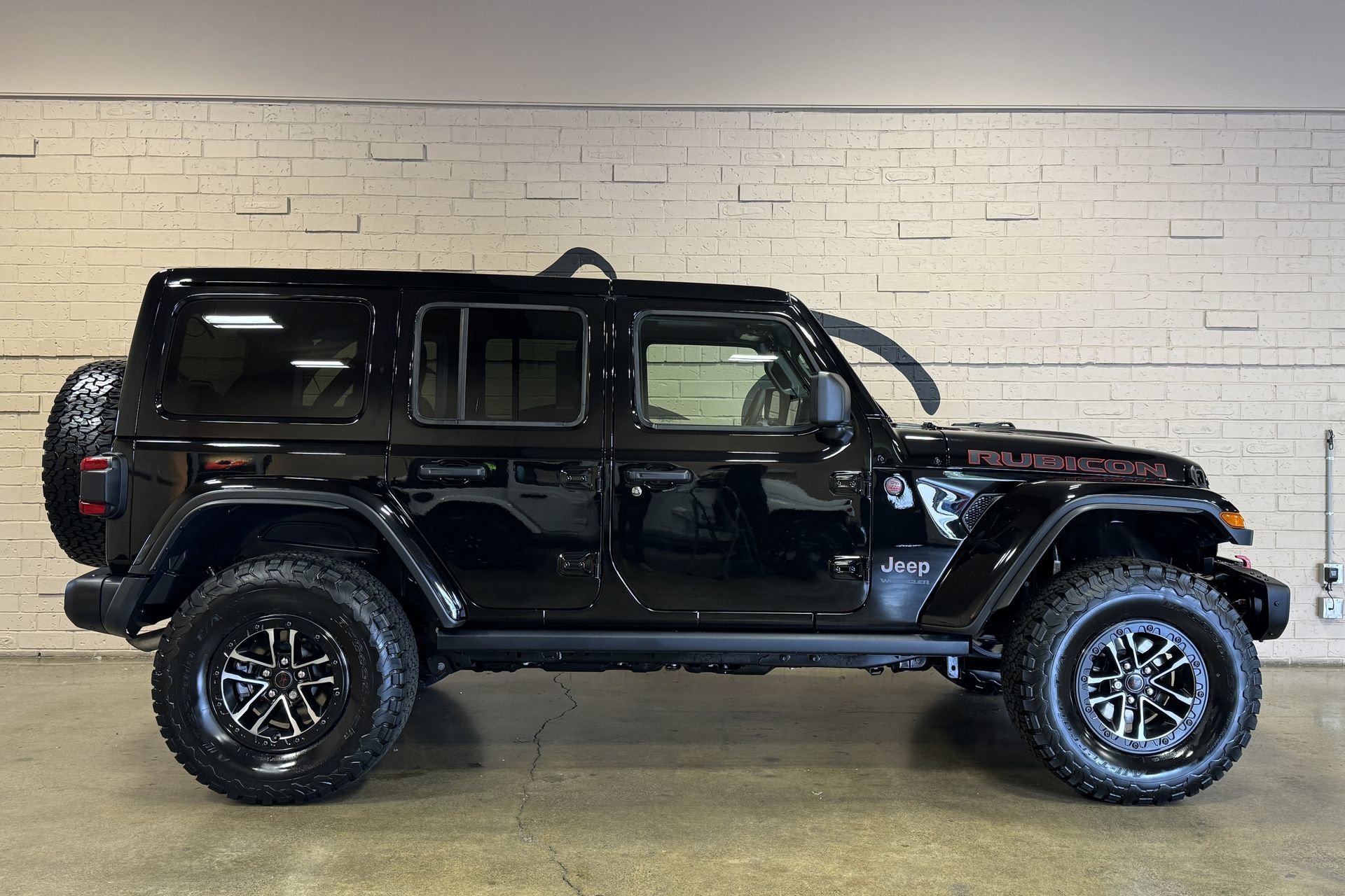 Used 2024 Jeep Wrangler Unlimited Rubicon AWD/4WD image 3