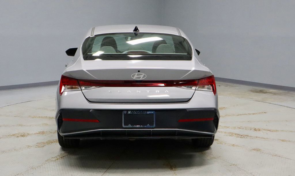Certified 2025 Hyundai Elantra SEL image 12
