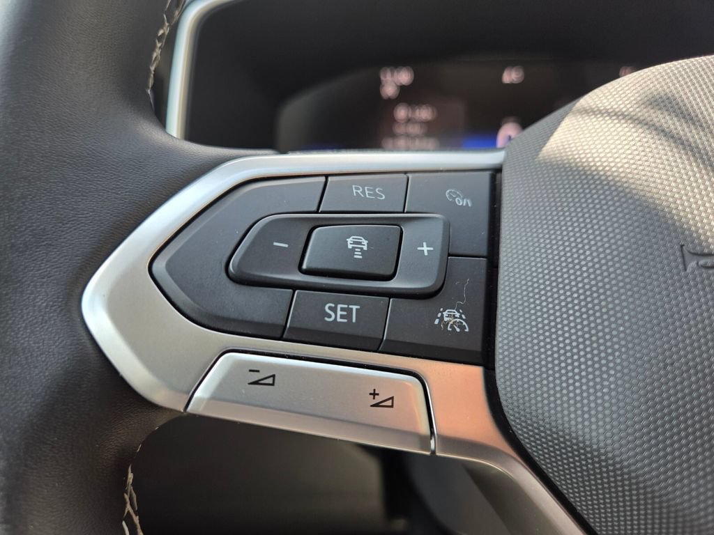 Certified 2025 Volkswagen Taos SE FWD image 13