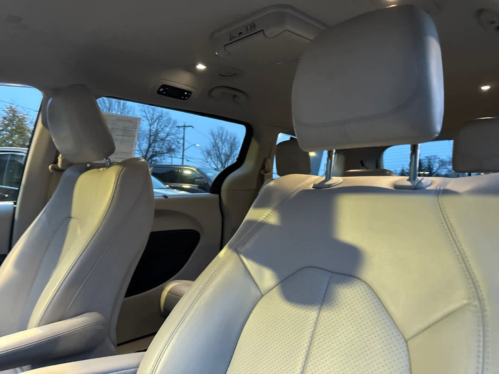 Used 2019 Chrysler Pacifica Touring-L image 14