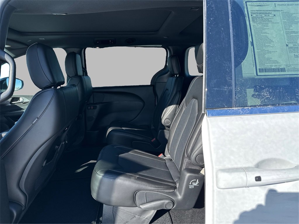 New 2025 Chrysler Pacifica Select image 10