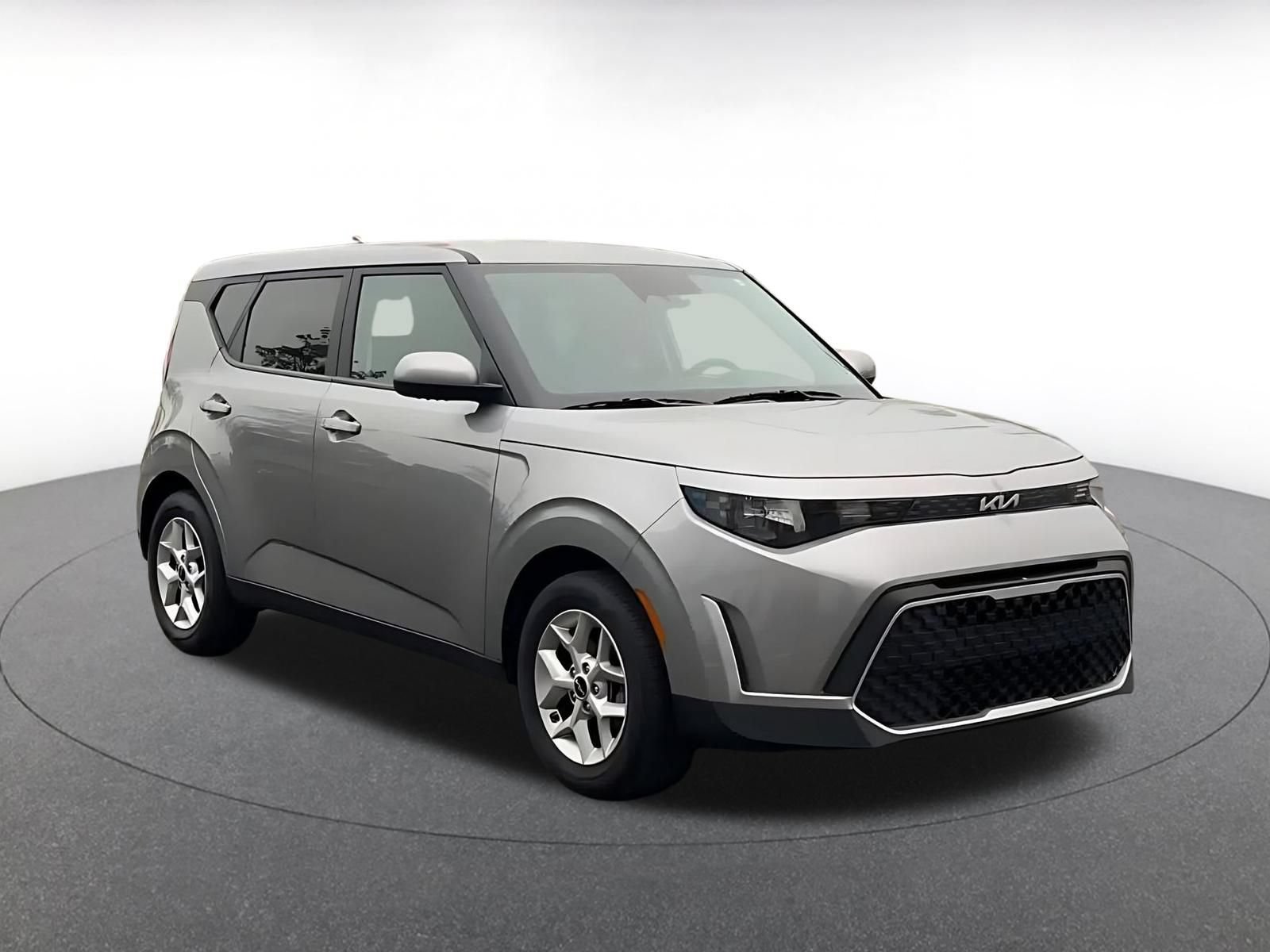 Used 2025 Kia Soul LX w/ LX Technology Package FWD image 3