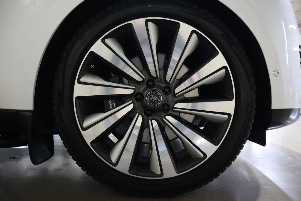 Used 2024 Land Rover Range Rover Long Wheelbase SE image 16