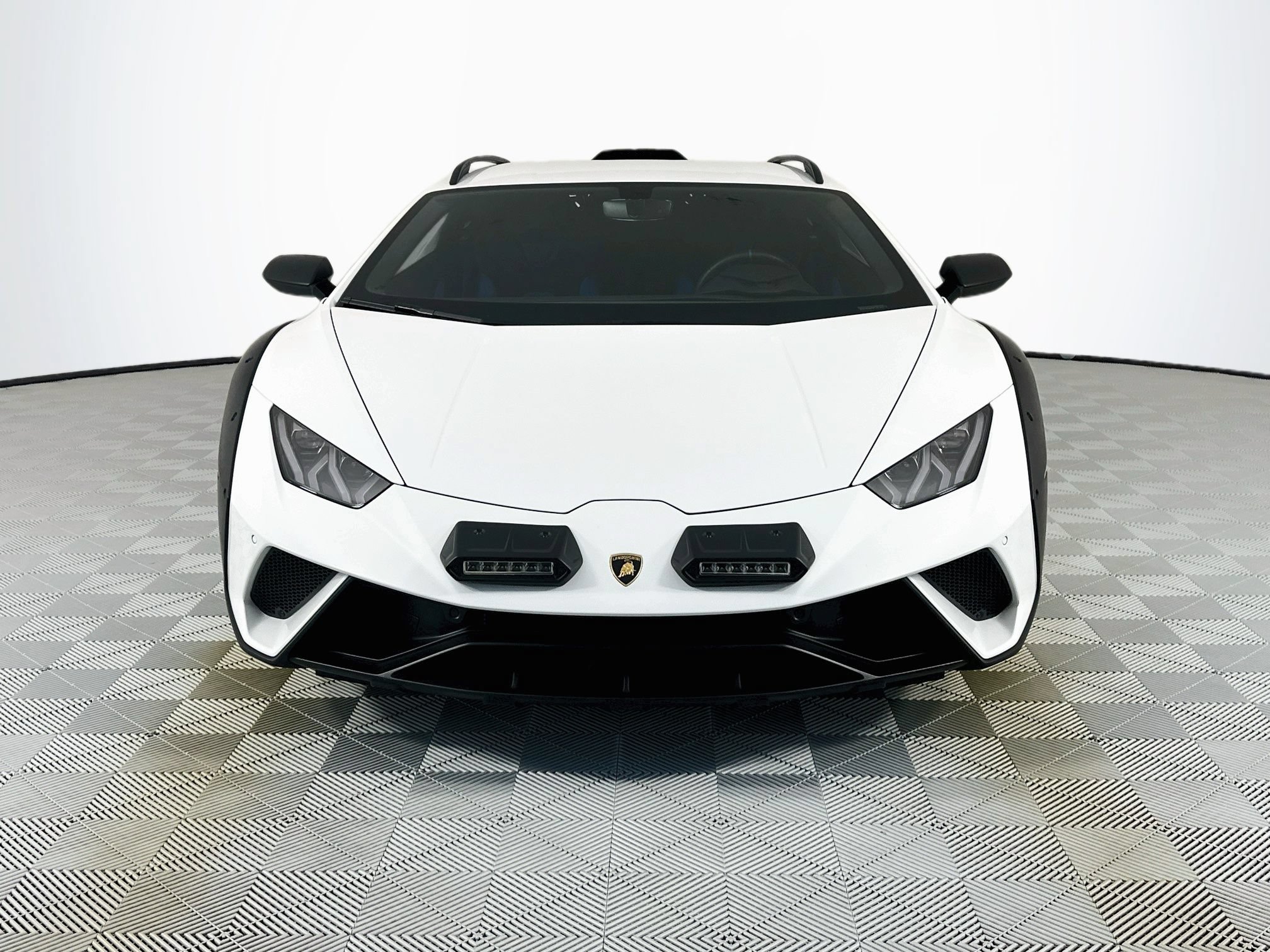Used 2023 Lamborghini Huracan Sterrato AWD/4WD image 2