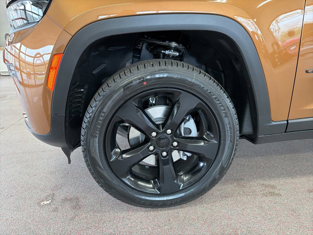 New 2026 Jeep Grand Cherokee Limited w/ Limited Altitude Package AWD/4WD image 3