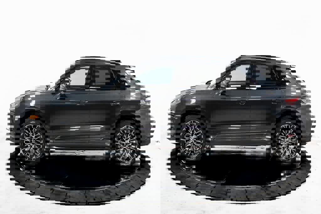 Certified 2025 Porsche Macan image 2