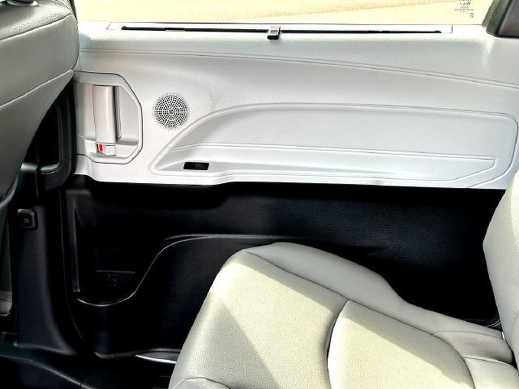 Certified 2025 Toyota Sienna XLE FWD image 21