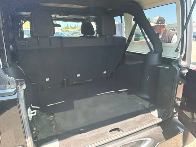 Used 2018 Jeep Wrangler Unlimited Sahara AWD/4WD image 15