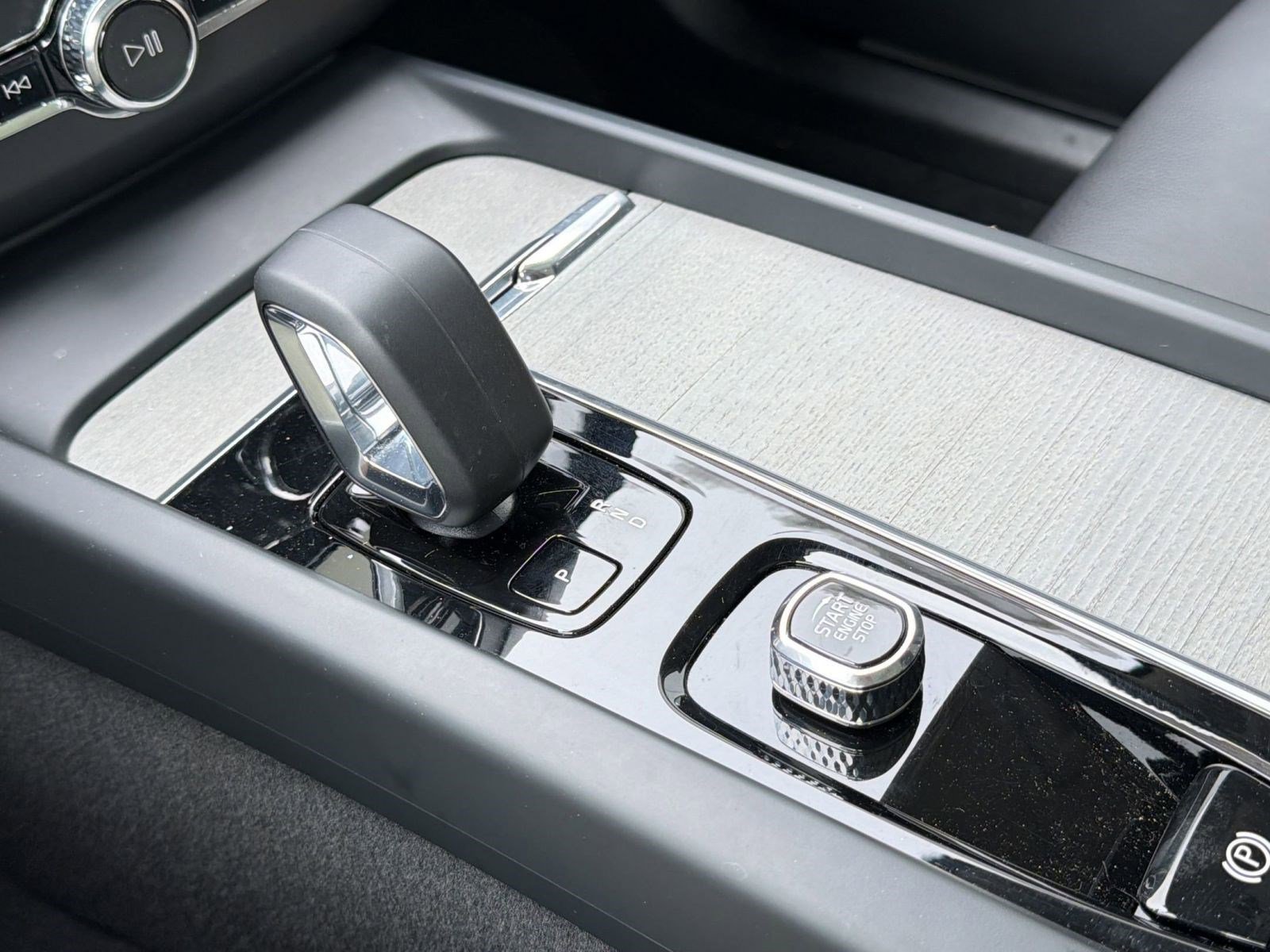 Certified 2025 Volvo XC60 B5 Plus image 19