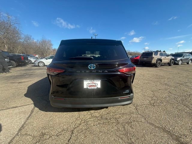 Used 2021 Toyota Sienna LE image 3