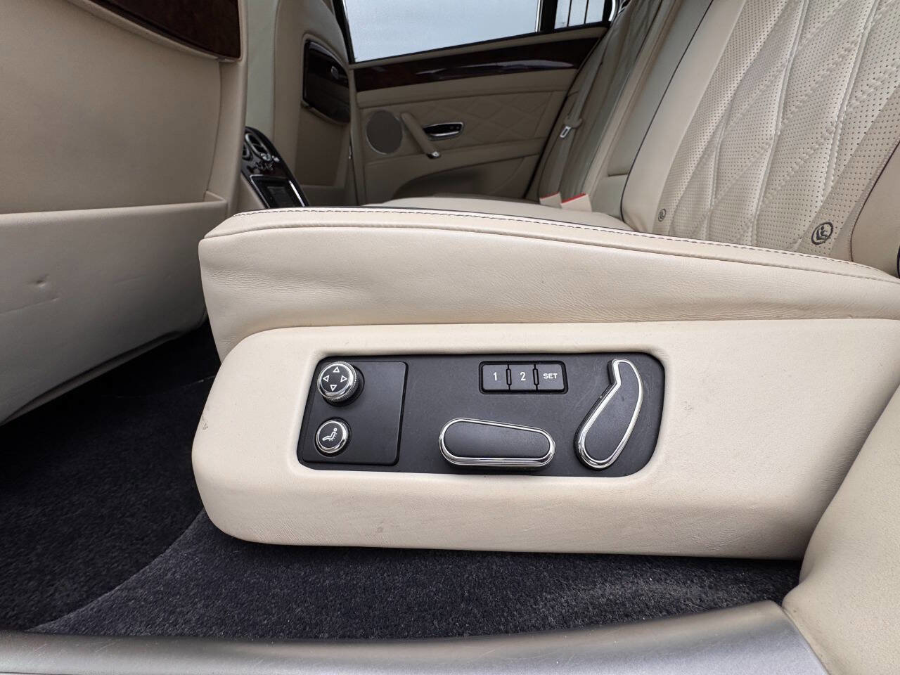 Used 2014 Bentley Flying Spur W12 image 36