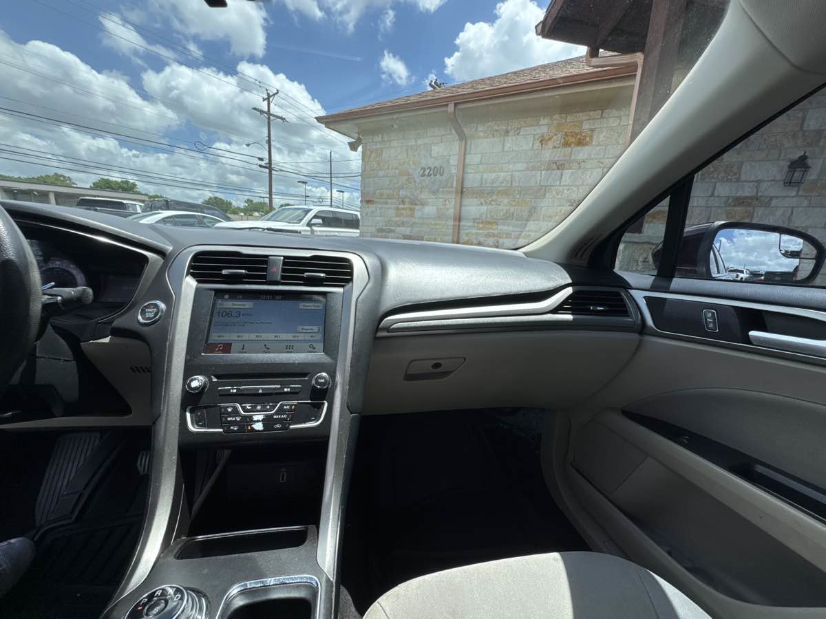Used 2018 Ford Fusion SE w/ Fusion SE Technology Package FWD image 9