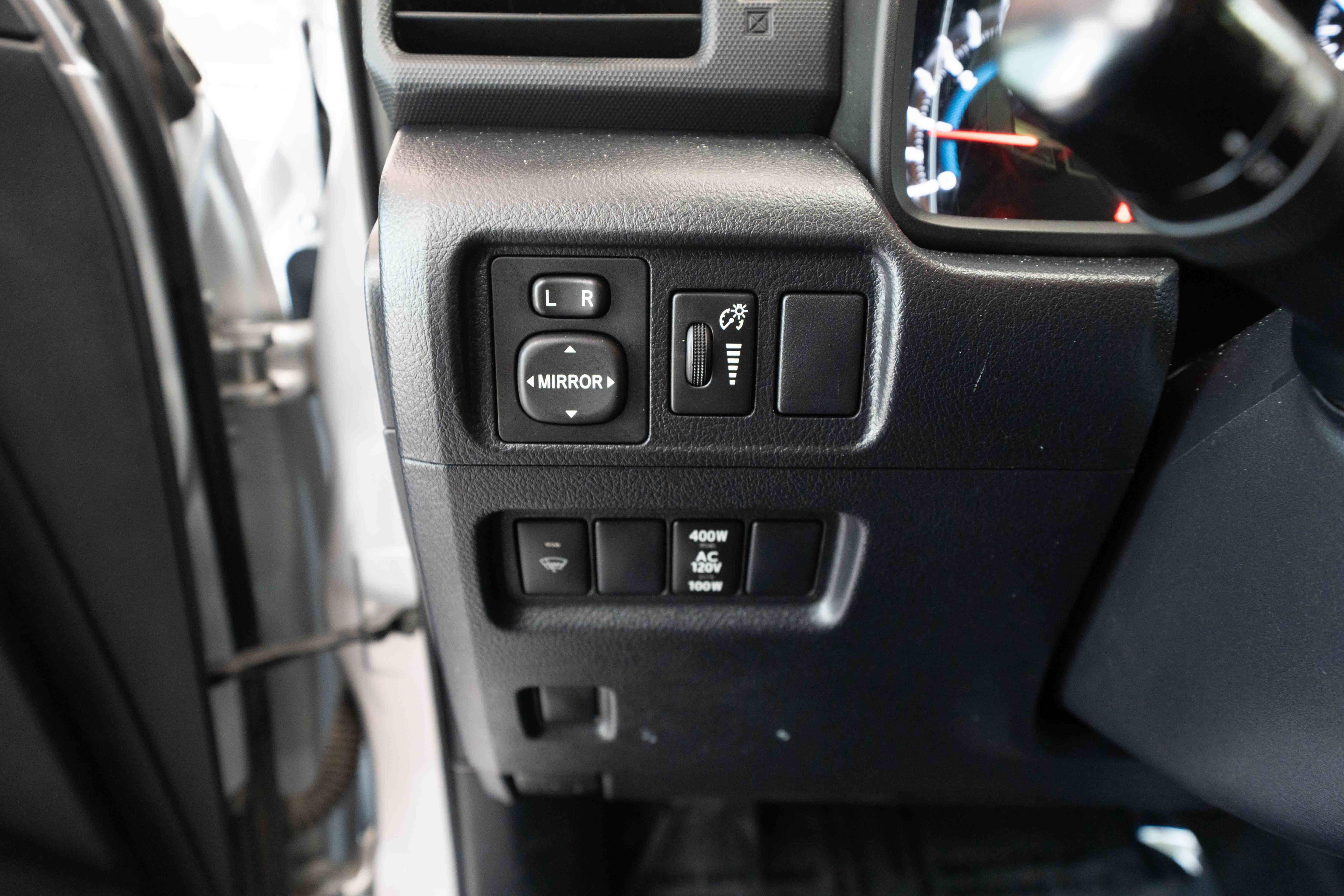Used 2018 Toyota 4Runner SR5 AWD/4WD image 11