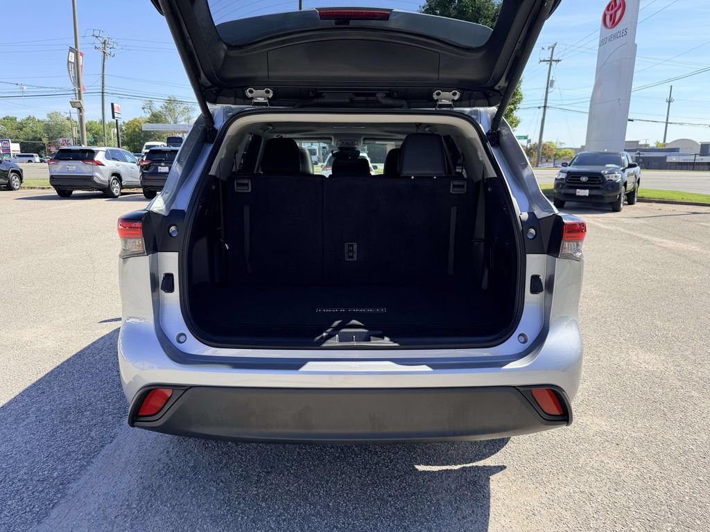 Used 2025 Toyota Highlander XLE AWD/4WD image 15
