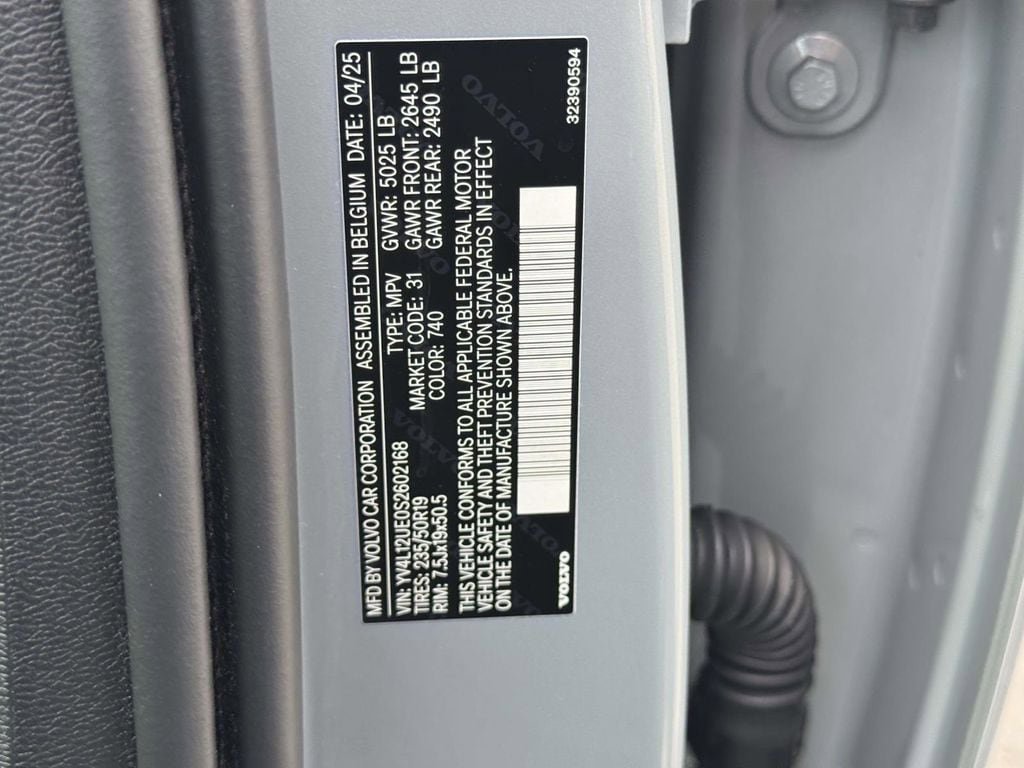 Certified 2025 Volvo XC40 B5 Plus AWD/4WD image 19