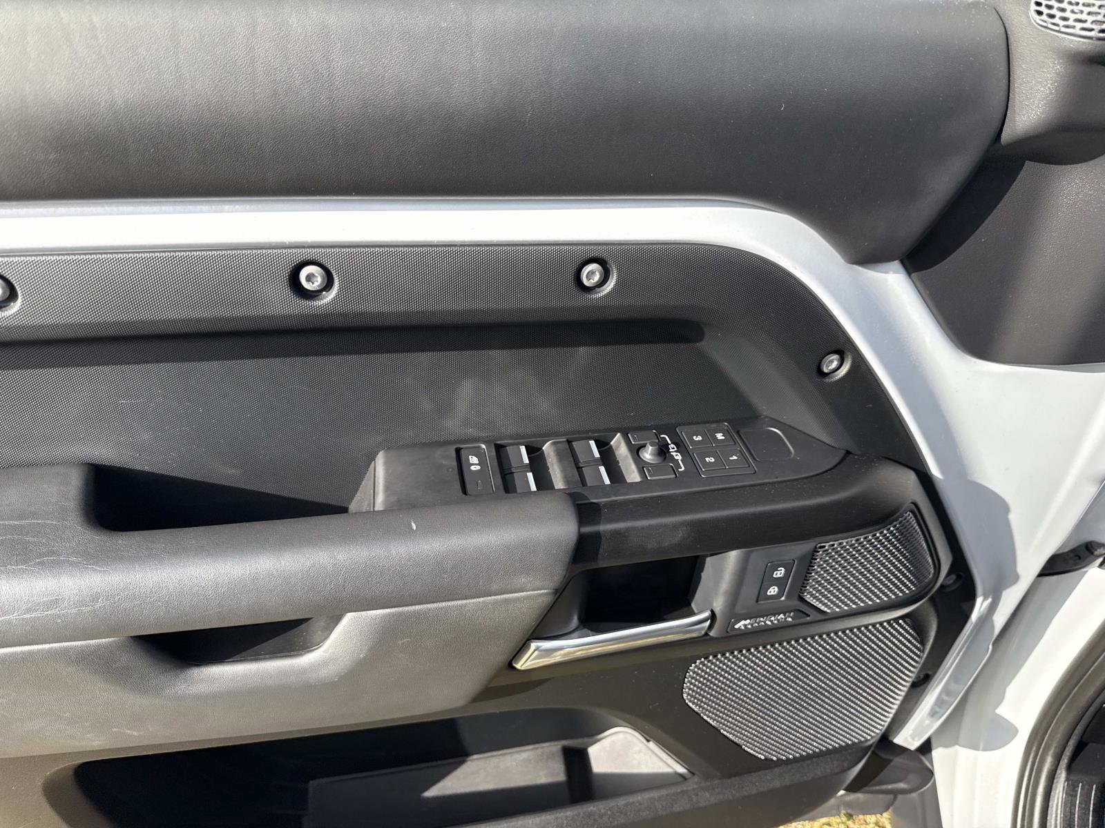 Used 2023 Land Rover Defender 110 V8 image 18