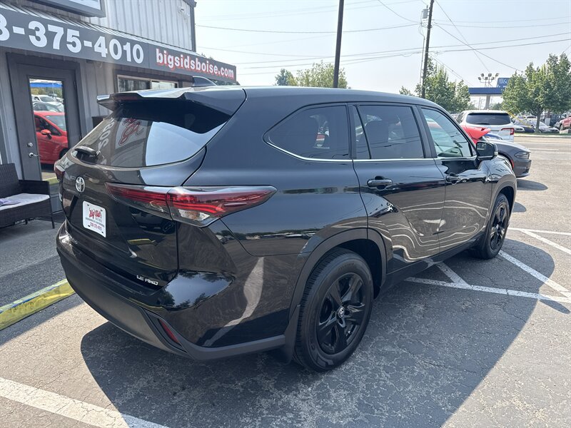 Used 2024 Toyota Highlander LE AWD/4WD image 4
