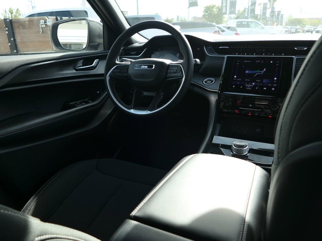 Used 2025 Jeep Grand Cherokee Laredo X image 21