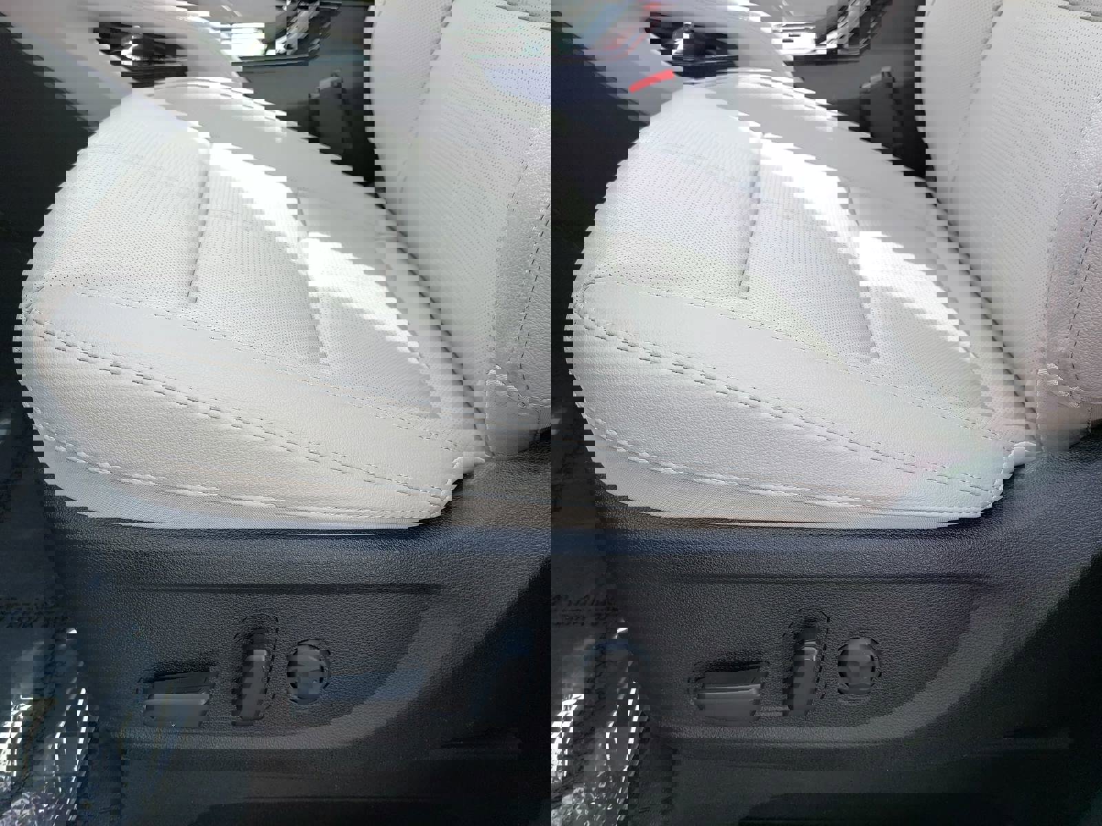 Used 2025 Kia Telluride EX w/ EX Captain's Chair Package image 31