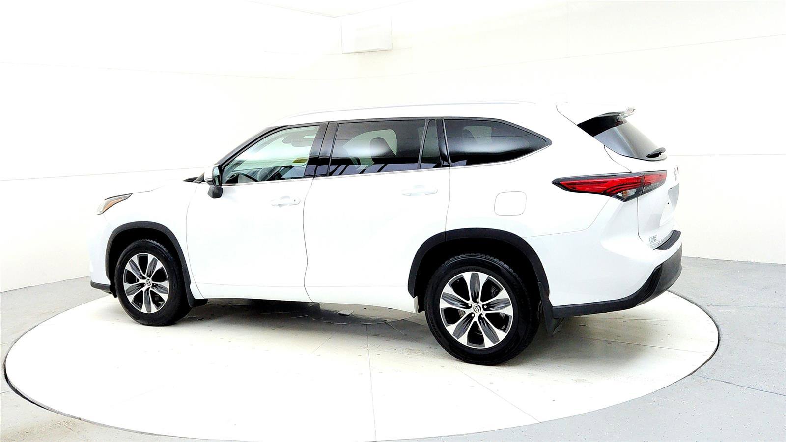 Used 2022 Toyota Highlander XLE image 4