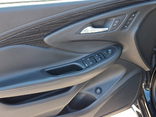 Used 2017 Buick Envision Essence FWD image 12