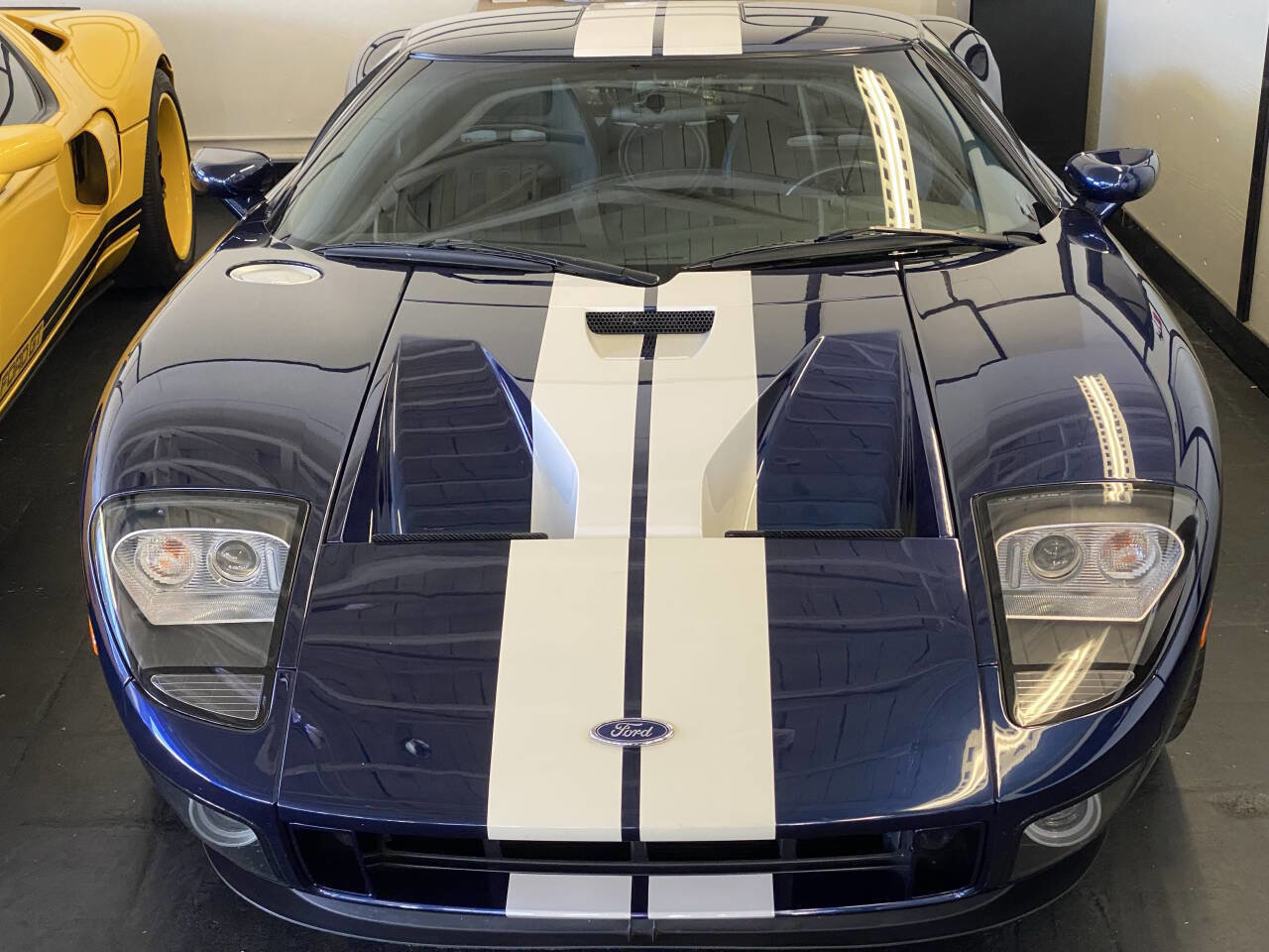 Used 2006 Ford GT RWD image 4