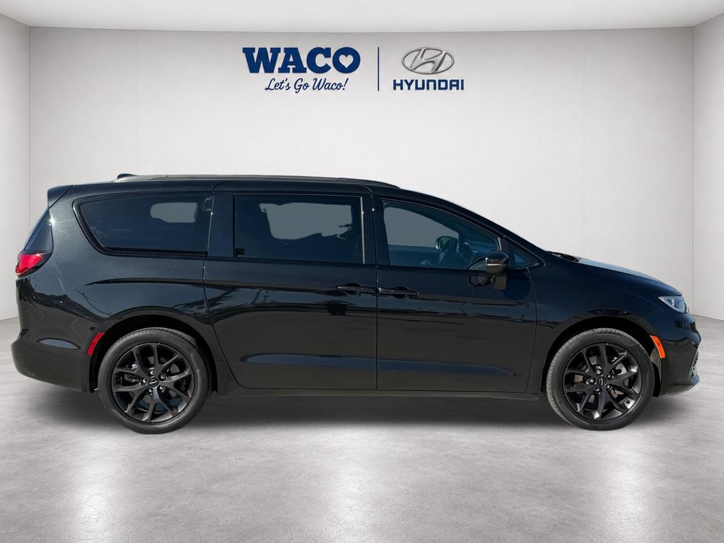 Used 2023 Chrysler Pacifica Touring-L w/ S Appearance Package AWD/4WD image 9
