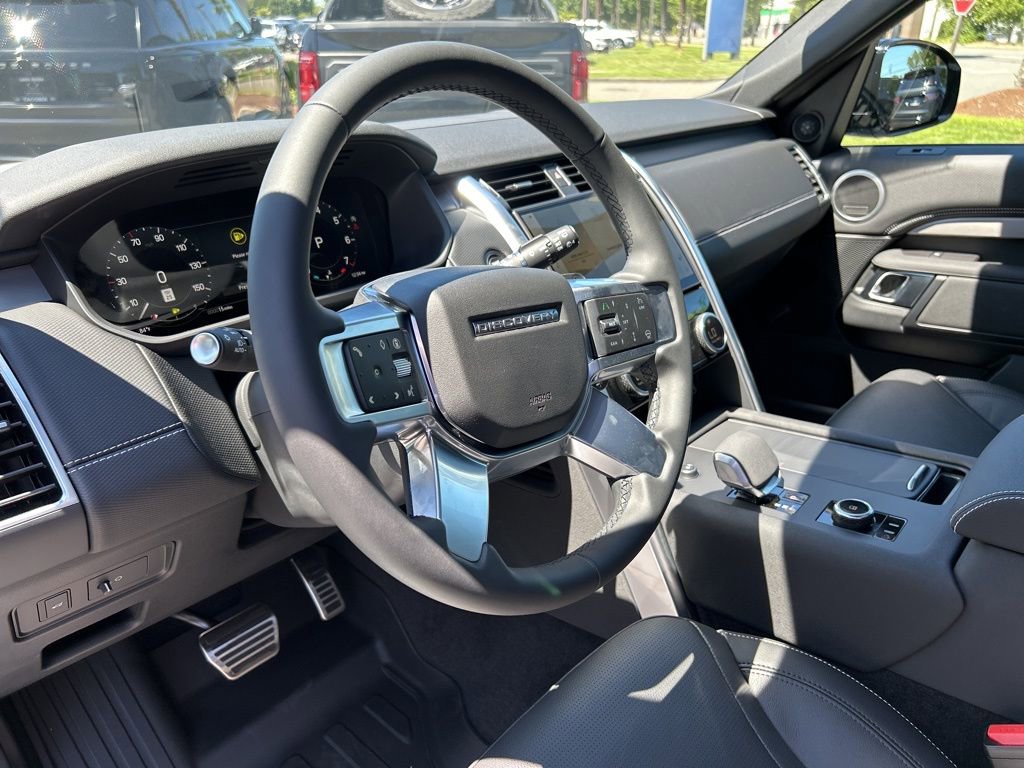 New 2025 Land Rover Discovery Dynamic SE image 12