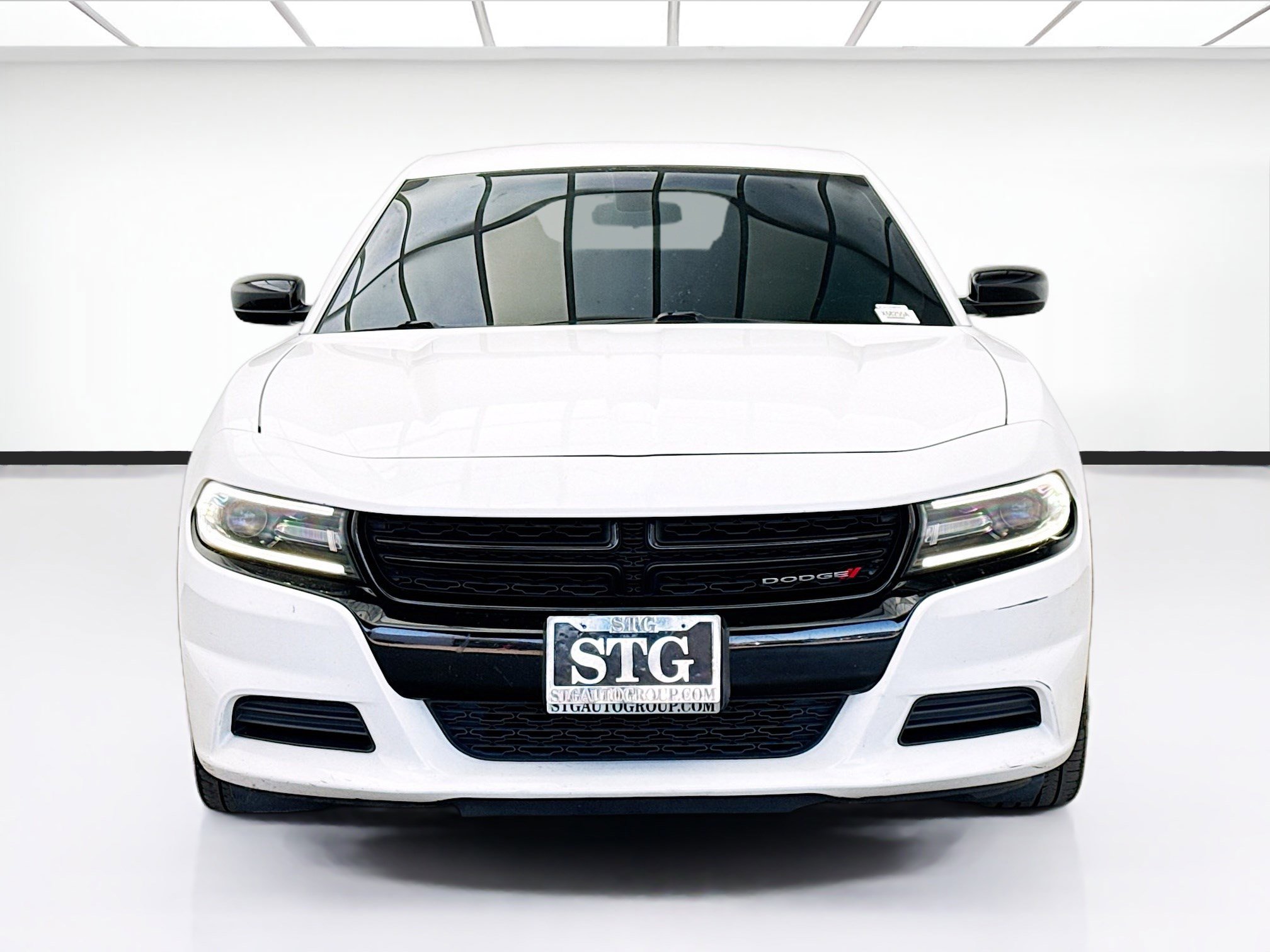 Used 2018 Dodge Charger SXT w/ Blacktop Package image 2