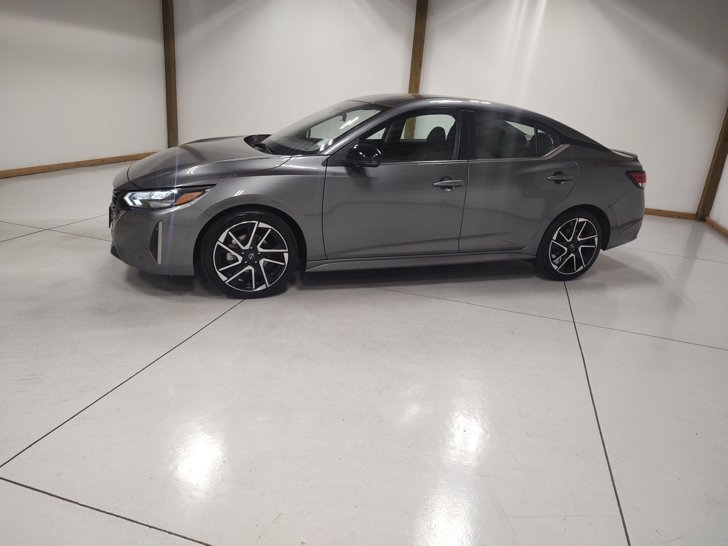Used 2025 Nissan Sentra SR FWD image 4