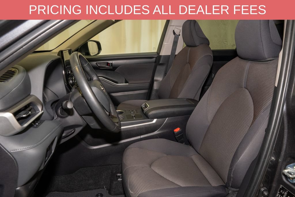 Used 2025 Toyota Highlander LE FWD image 12