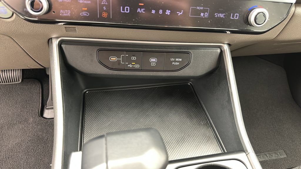 Used 2025 Kia Carnival FWD image 20